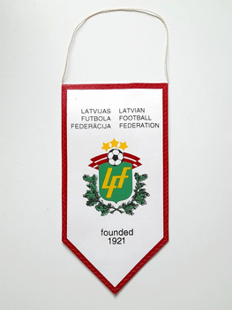 Prapor s erbem Lotyšského fotbalového svazu (z jedné strany)