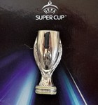Odznak s trofejí UEFA Super Cup (oficiální licencovaný produkt)