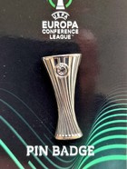 UEFA Europa Conference League trophy (oficiální produkt) odznak pin Fotbal
