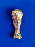 Odznak s trofejí FIFA World Cup 2D, pozlacený (oficiální licencovaný produkt)