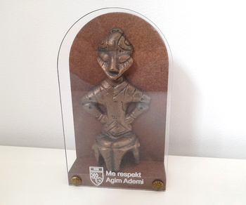 Figurka bohyně na trůnu. Oficiální suvenýr Kosovské fotbalové federace (v pouzdře)